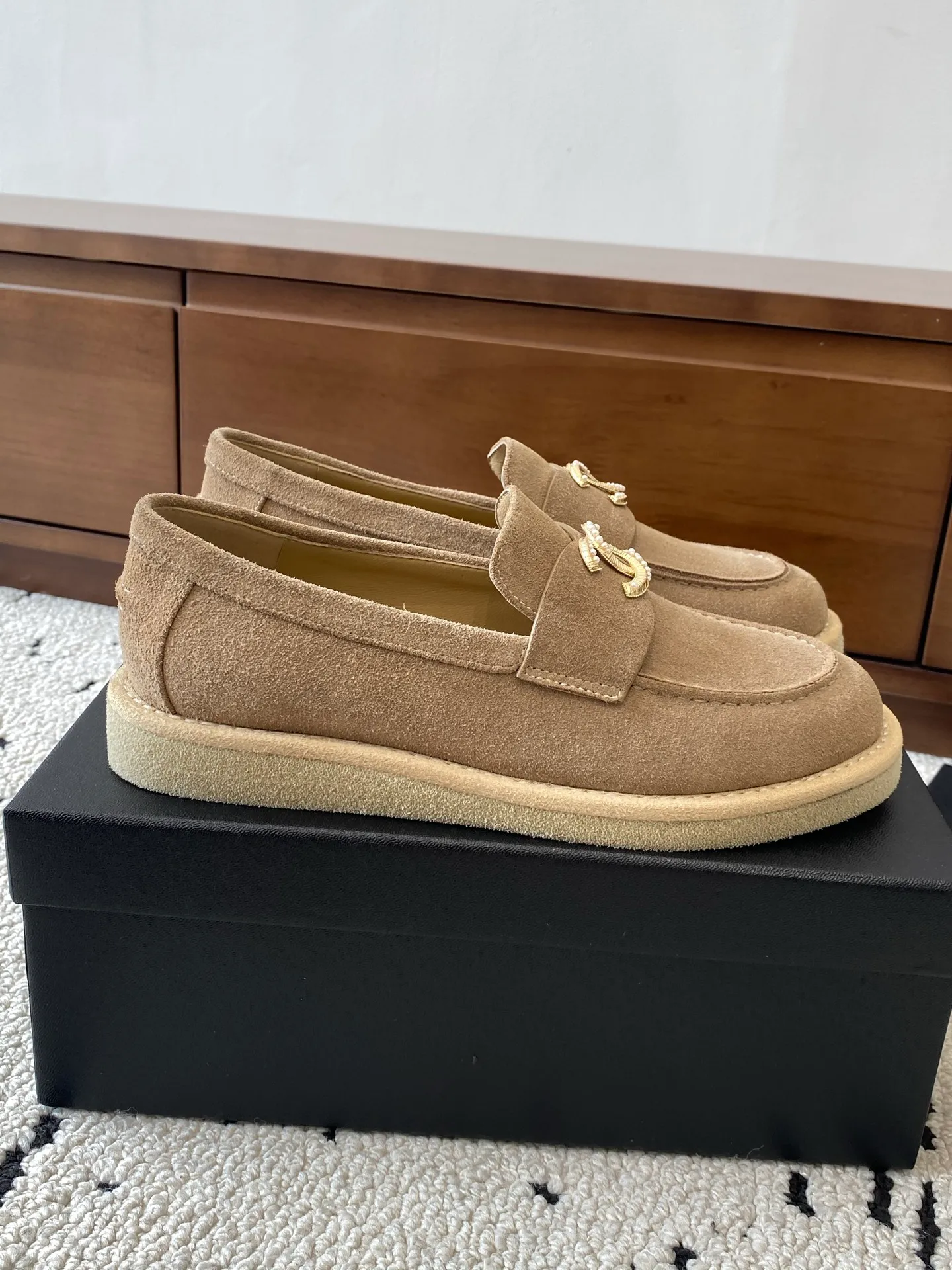 👟👟Ex-factory price 620👟👟High-end notebook 🍀2025 autumn and winter new Chanel Chanel entrance hardware buckle, Loaf loafers, can be worn all year round. No matter when you wear it, it is very high-end and durable. Go shopping and attract attention on the street! Easily travel between commuting and leisure occasions, and become a carefree fashionable and elegant woman ~ Upper: cowhide/cow nubuck leather/open edge beads Inner: lambskin Sole: Italian raw rubber outsole leather strip Code number: 35-39 (40/41 customized, non-refundable and non-exchangeable 👉 Buy now👉 Buy now👉 Buy now👉